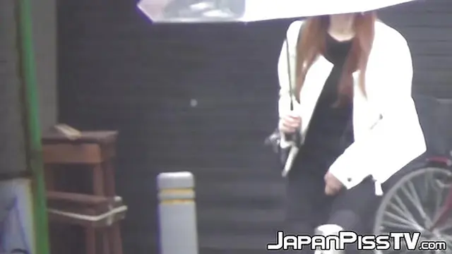 Japanese girls can′t hold it in during public bathroom breaks