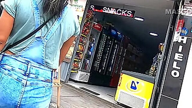 Street-Seductress Gets Creampied in Bedroom