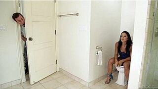 Large dick🌭 penetrates young Asian girl's tight slit