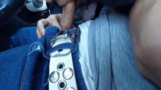Arab niqab lady in the car relishes huge penis🍆