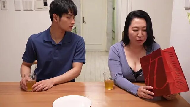 My wife's best friend Yuko came to visit  Unfortunately, my wife is away  Kentaro invites Yuko in, whose surprise backfires and drops her shoulders  Alone with Yuko, who has been intrigued for a long time  Kentaro was secretly elated by this unexpect